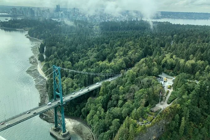 Luftbild der Lions Gate Bridge und des Waldes des Stanley Park